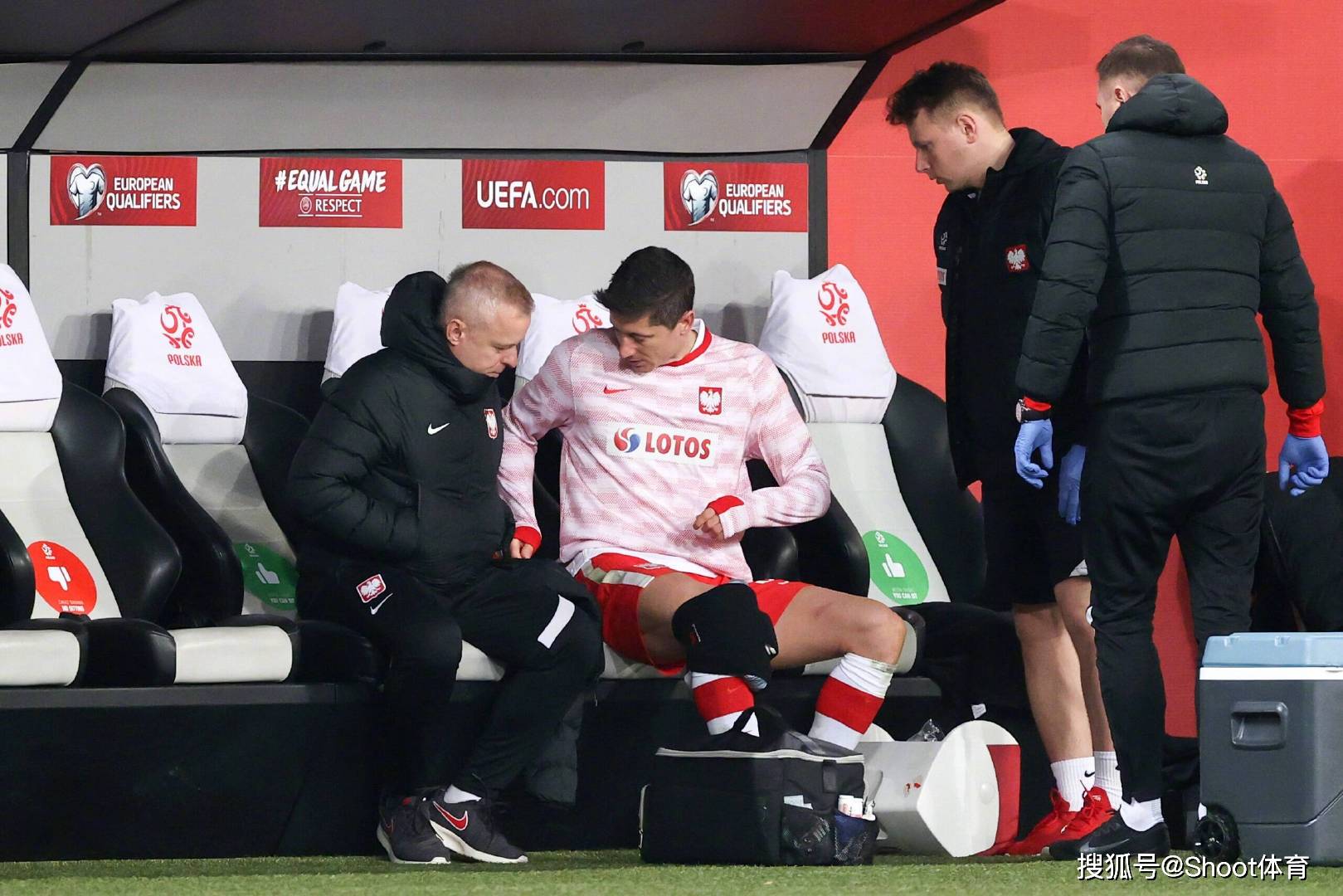 开云体育2026-波兰队险胜英格兰队，奥恰洛夫扛起全队