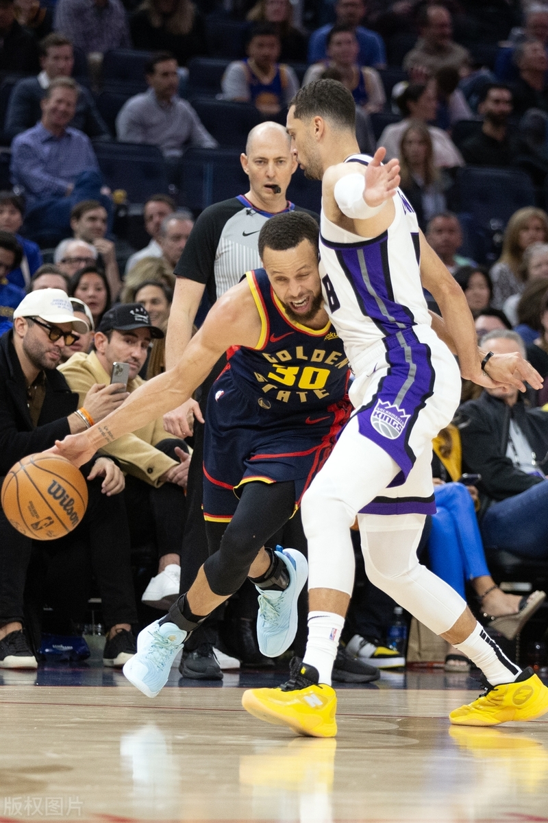 雄鹿碾压深圳队,库里高光表现 雄鹿碾压深圳队,库里高光表现