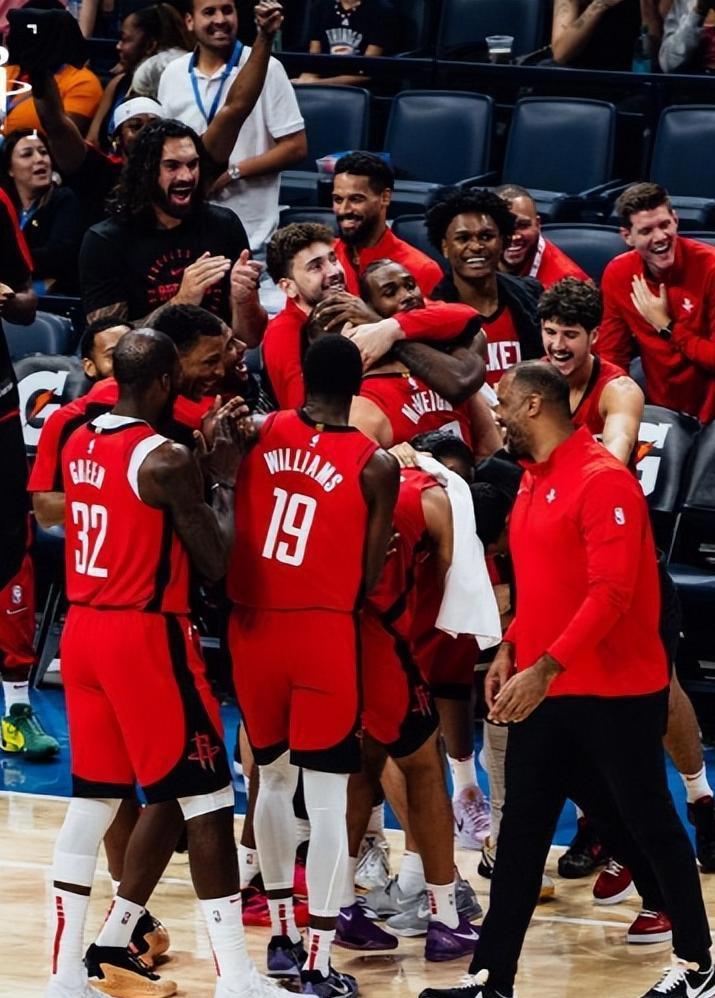 开云体育2026-鹈鹕碾压深圳队，霍勒迪统治全场