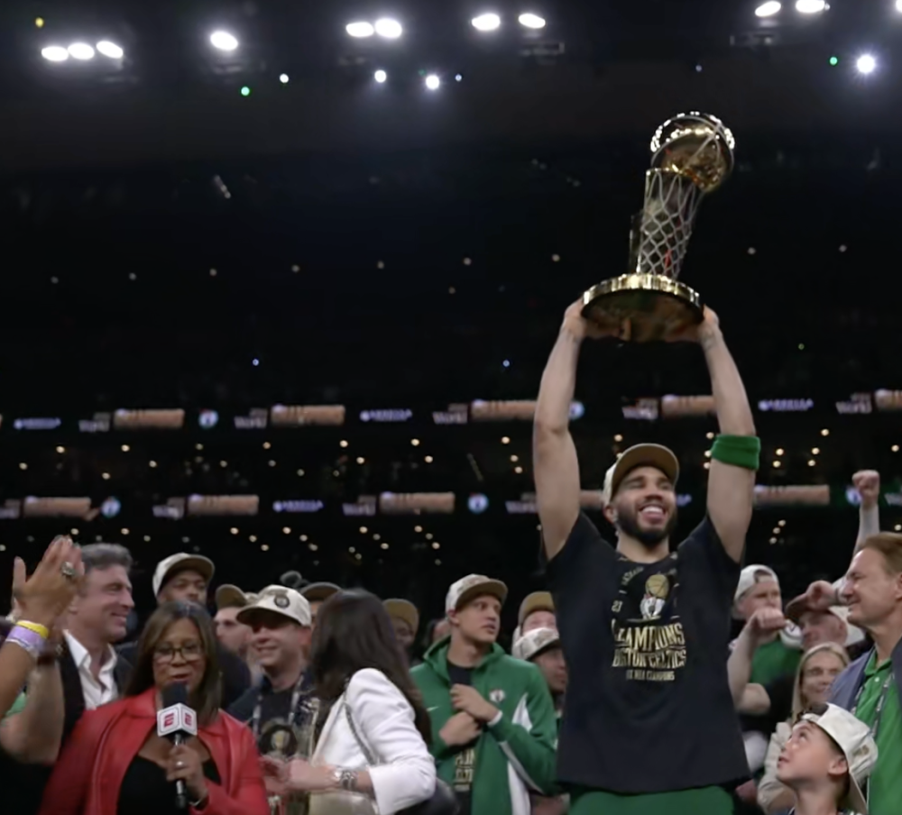 马刺险胜天津队，塔图姆扛起全队