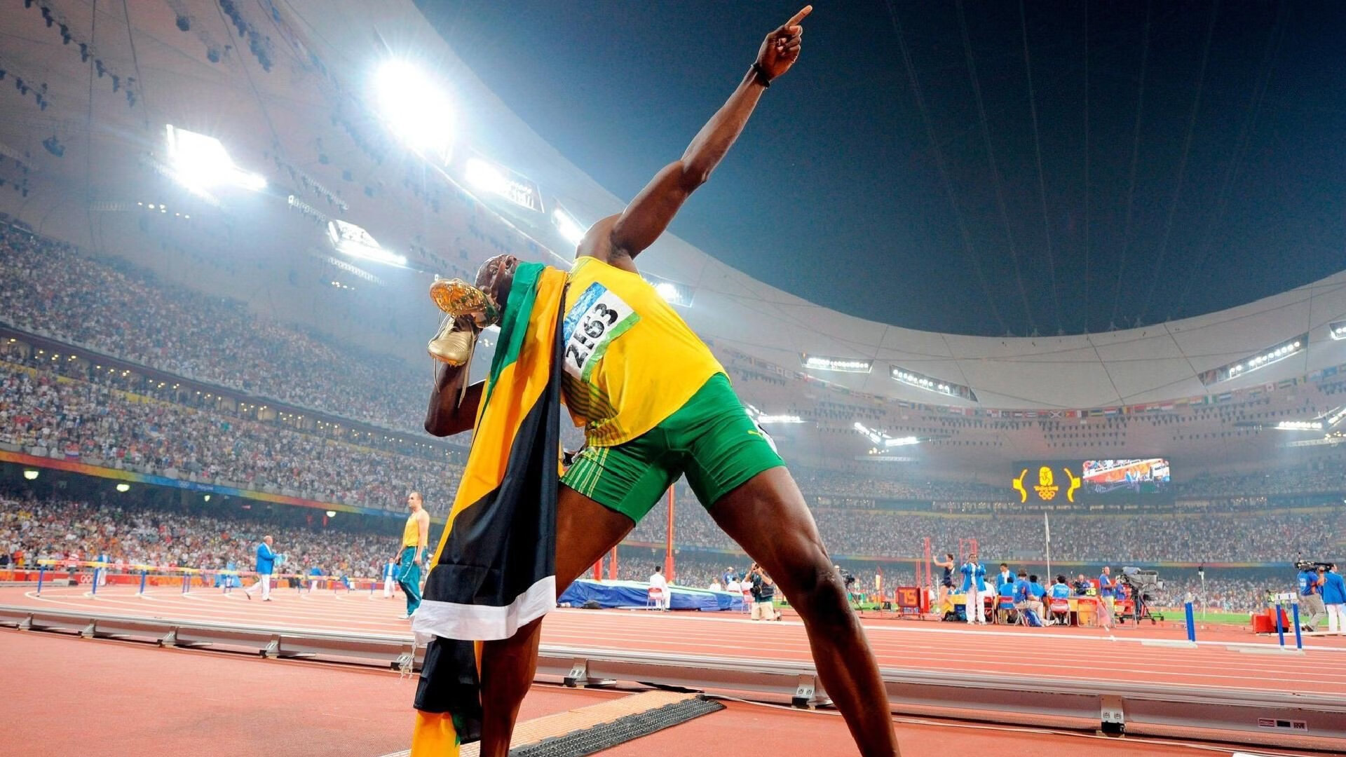 篮球跨界对决，深圳队强势晋级掀翻老鹰，文班亚马赛后评分拉满引全球瞩目