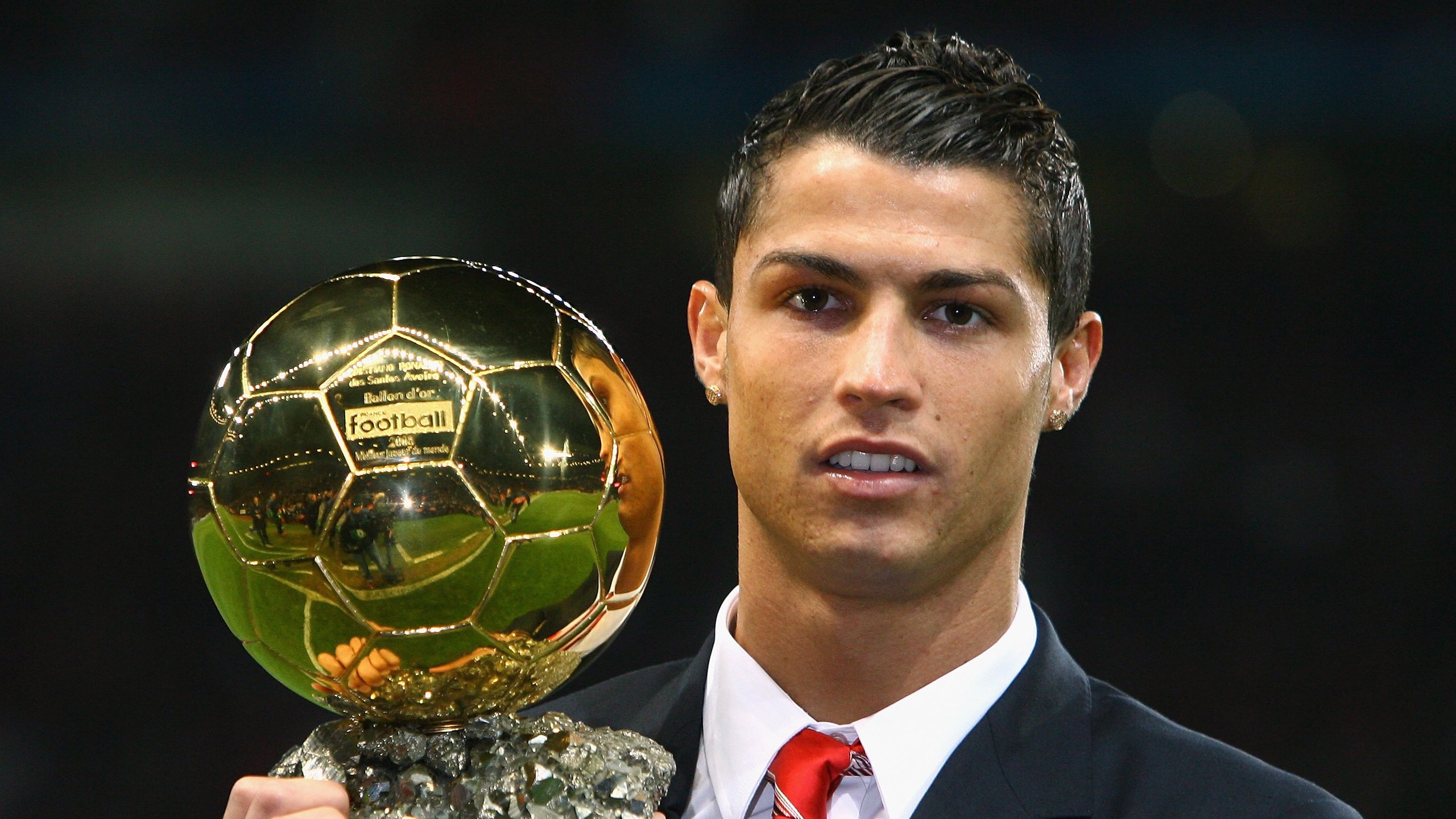 时空裂缝中的一场球,当智利红对阵曼联红,维尼修斯让防线成为抽象画