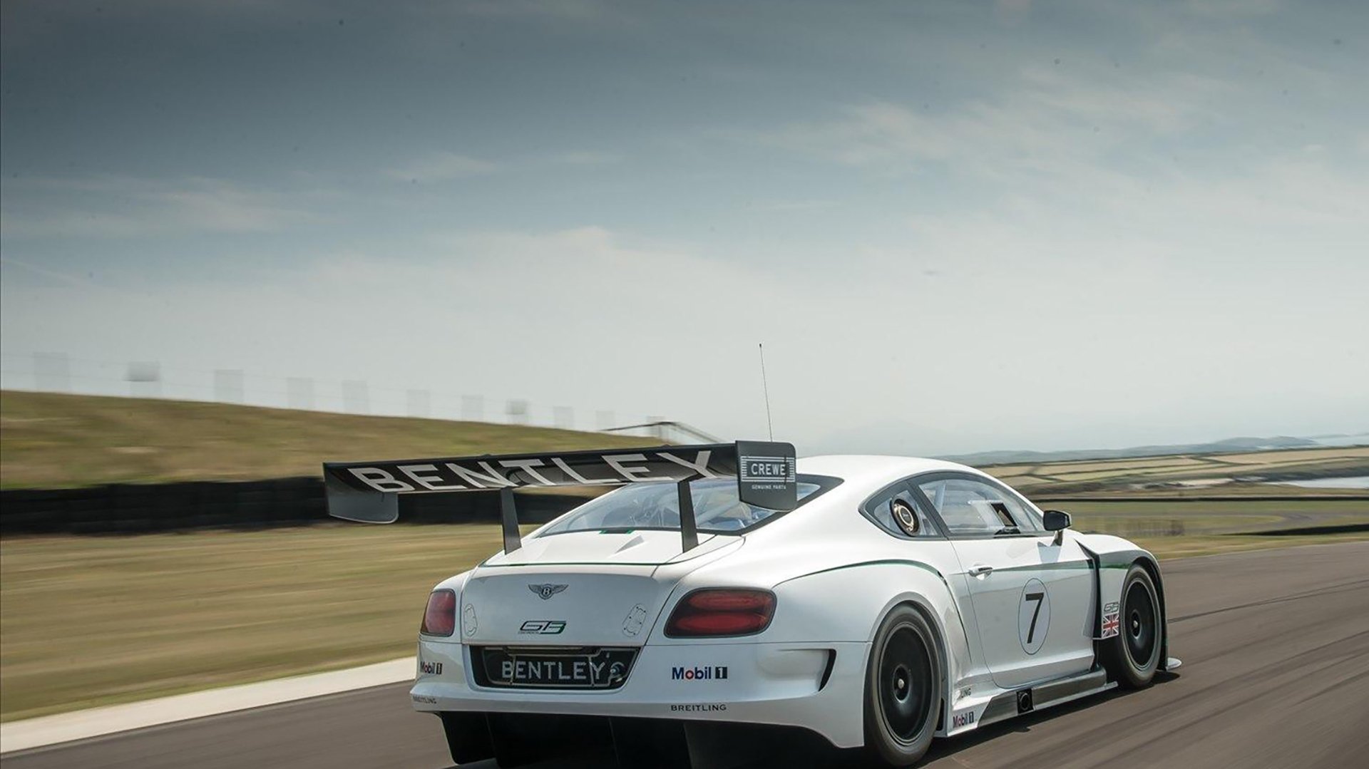 欧冠英雄主义双城记,维尼修斯爆发,比利亚雷亚尔沉默征服圣西罗