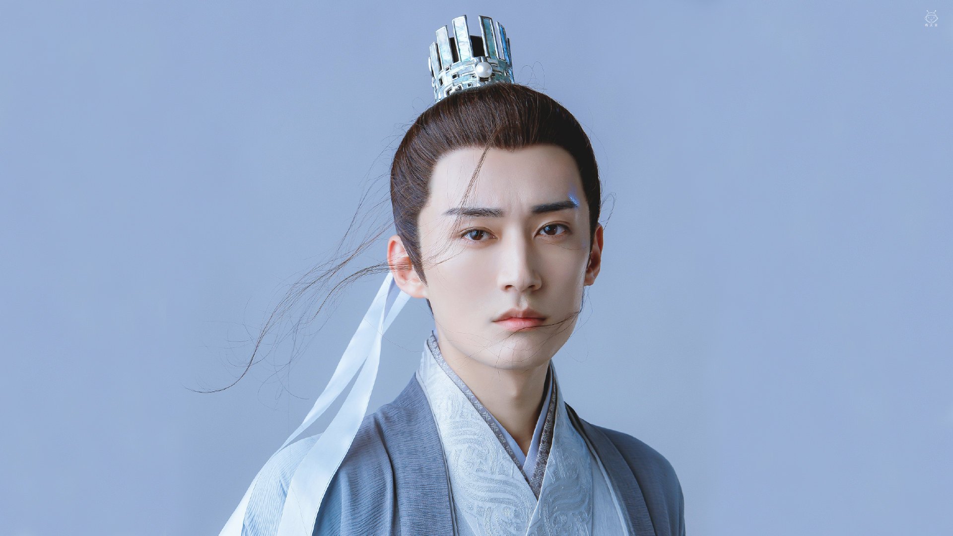 看到您给出的这两个充满张力的关键词，我脑海中浮现出的是一场超越胜负、极具象征意义的对抗。这不仅是球场上的较量，更是两种足球哲学与发展阶段的碰撞